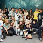 Wspólne zdjęcie dużej grupy młodzieży po grze w pokojach zagadek – wyjścia klasowe.