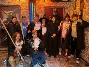 Grupa chłopców w pelerynach po zakończeniu wyjścia klasowego do escape roomu.