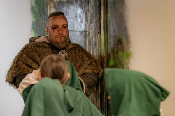 Mistrz gry przygotowuje uczestników na wejście do pokoju zagadek