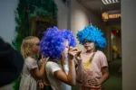 Dzieci rozwiązują zagadki podczas przyjęcia urodzinowego