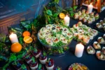 Roladki tortilla z warzywami, serem i oliwkami, podane na paterze w menu dziecięcym.