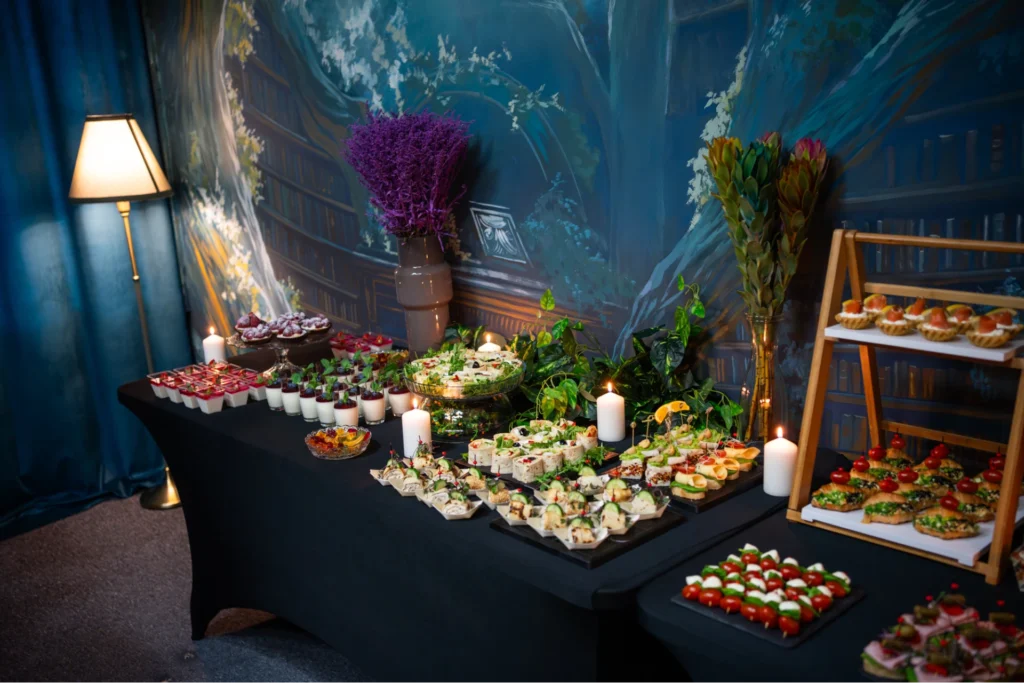 Bufet z przekąskami podczas wydarzenia firmowego w Kreatywnym Świecie.