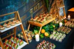 Stół pełen kolorowych przekąsek przygotowanych na event firmowy.
