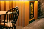 Recepcja escape roomu Kreatywny Świat z widocznym logo na ścianie.